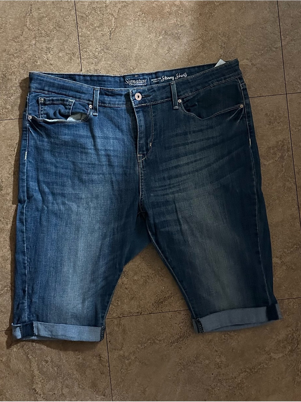 Levi signature knee length shorts